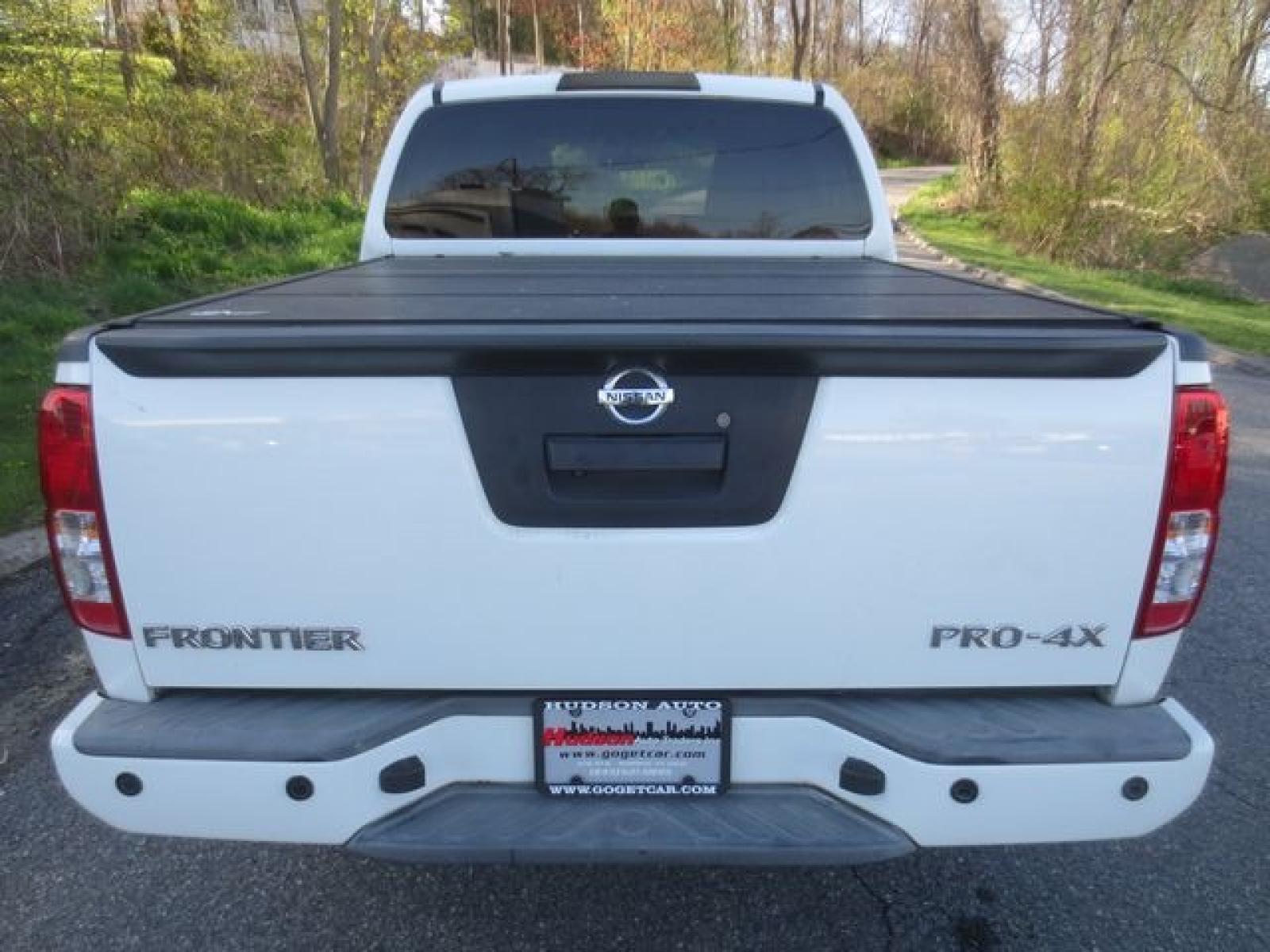2013 White /Gray Nissan Frontier PRO-4X (1N6AD0EV0DN) with an 3.0L V6 DOHC 24V engine, Automatic 6-speed transmission, located at 270 US Route 6, Mahopac, NY, 10541, (845) 621-0895, 41.349022, -73.755280 - Photo #5